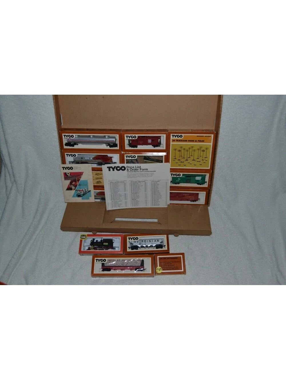 RARE Tyco HO scale electric train set no.7653 H-09-4 with extra life like Loco.